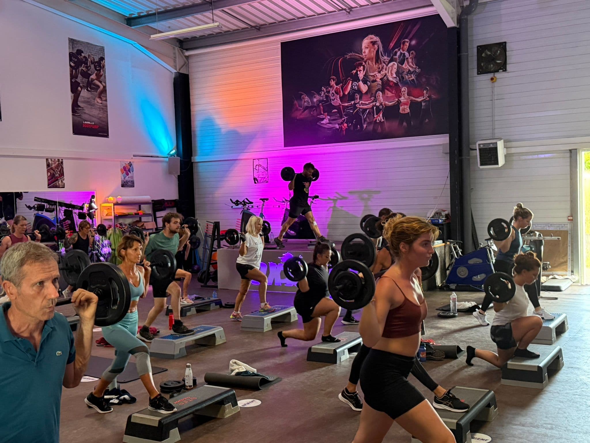 Groupe d’adhérents pendant un cours collectif de renforcement à OXYGÈNE Fitness Saint-Macaire.