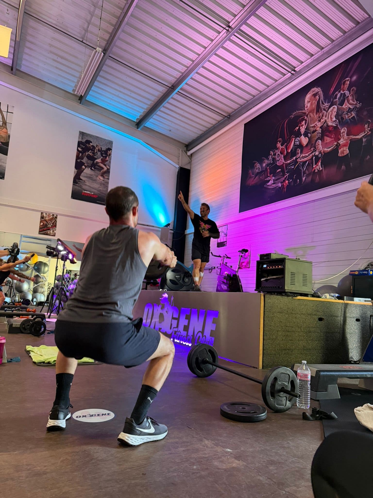 Adhérent en action pendant un cours collectif fitness encadré à OXYGÈNE Fitness Saint-Macaire.