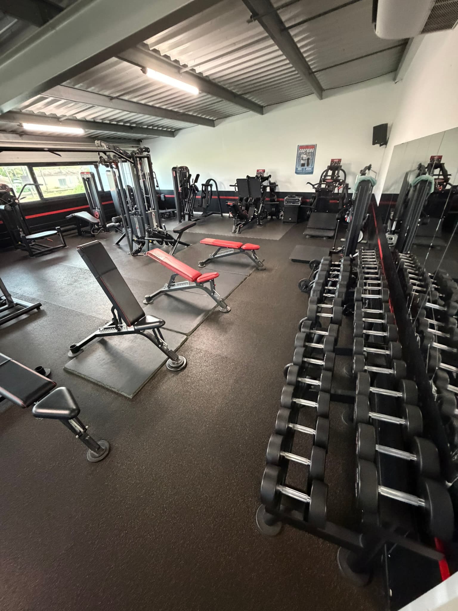 Rack d’haltères et espace charges libres d’OXYGÈNE FITNESS Saint-Macaire.