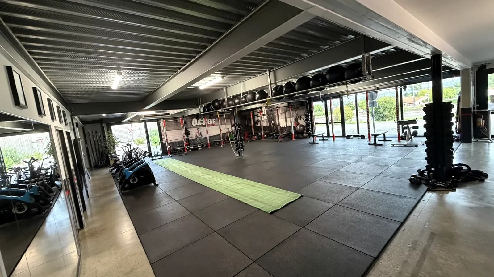 Vue générale de la salle Training d’OXYGÈNE FITNESS Saint-Macaire avec zone fonctionnelle et équipements.