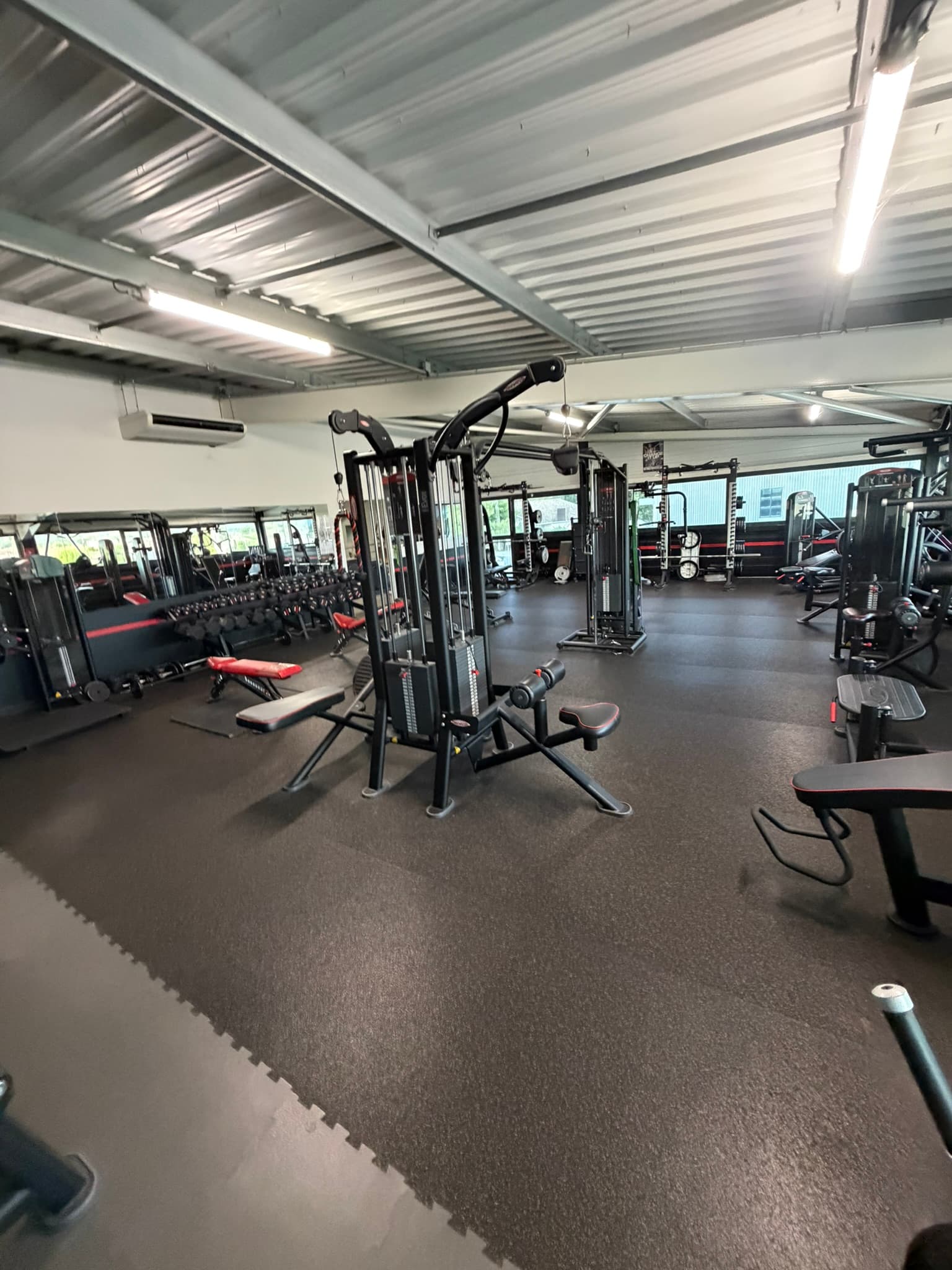 Vue générale de l’espace musculation OXYGÈNE FITNESS Saint-Macaire et de son parc d’équipements.