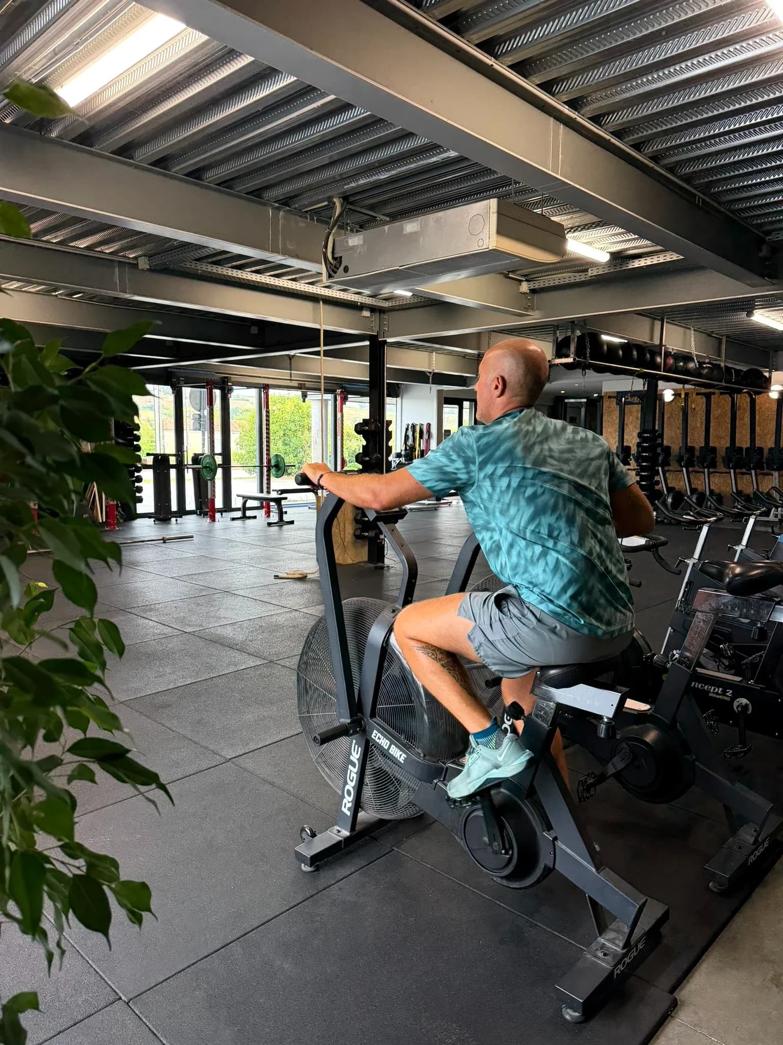 Adhérent en entraînement cardio sur un Echo Bike à OXYGÈNE Fitness Saint-Macaire.