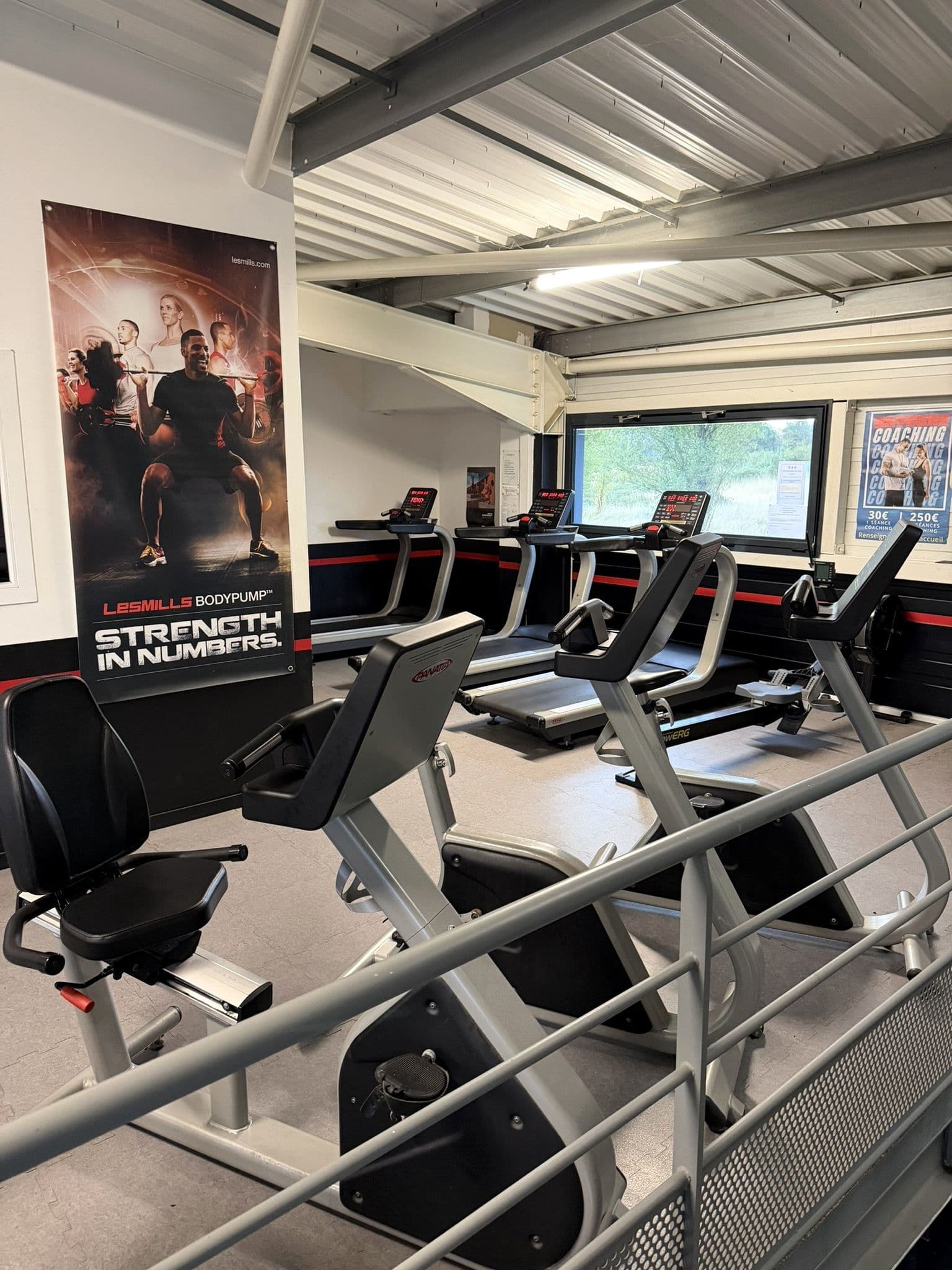 Vue de l’espace cardio et de ses appareils à OXYGÈNE Fitness Saint-Macaire.