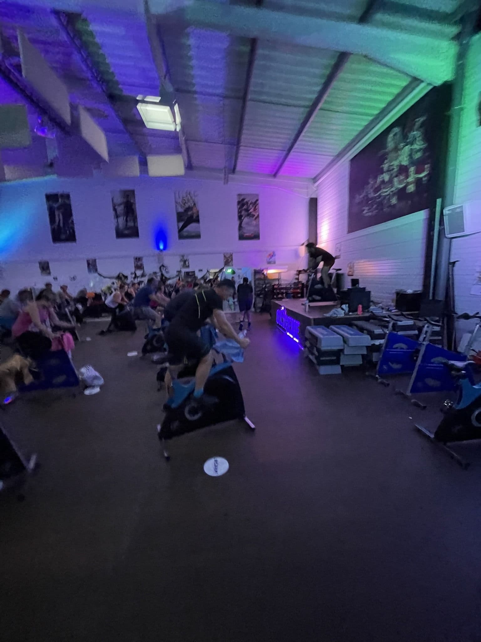 Adhérents participant à un cours de vélo indoor dans la salle Fitness d’OXYGÈNE Saint-Macaire.