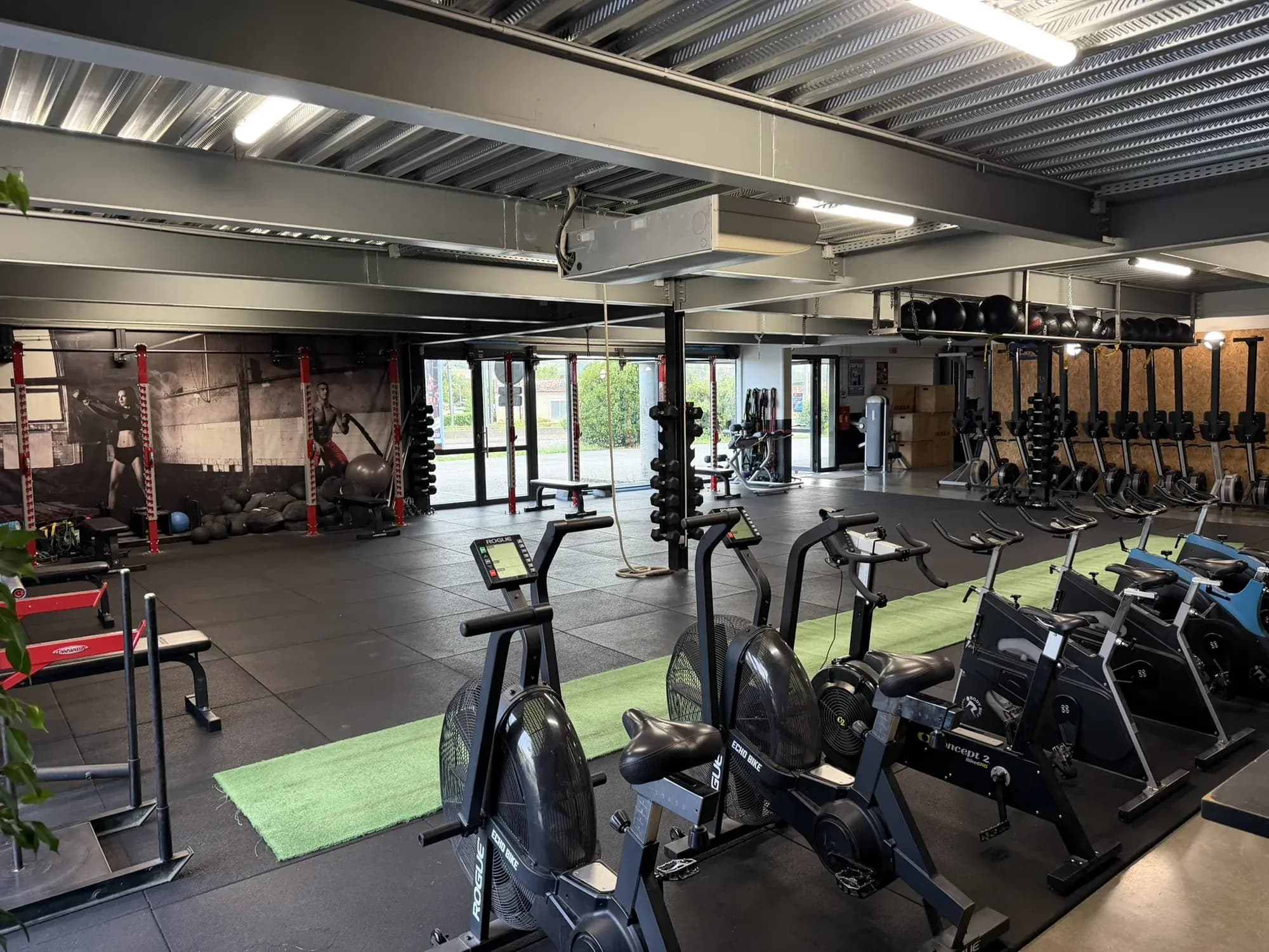 Zone d’entraînement fonctionnel et HYROX du club OXYGÈNE Fitness.