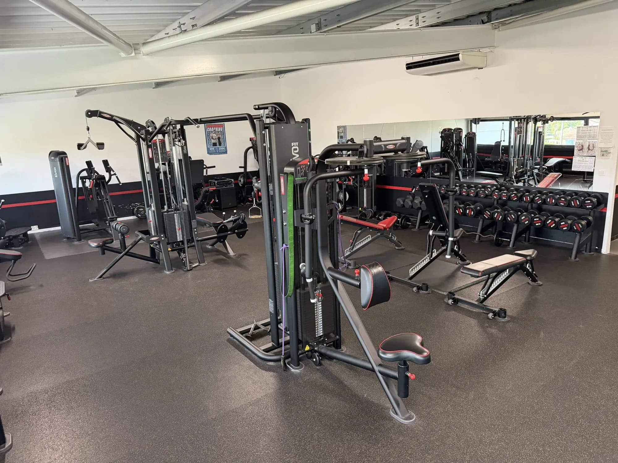 Machines de musculation dans le club OXYGÈNE Fitness.