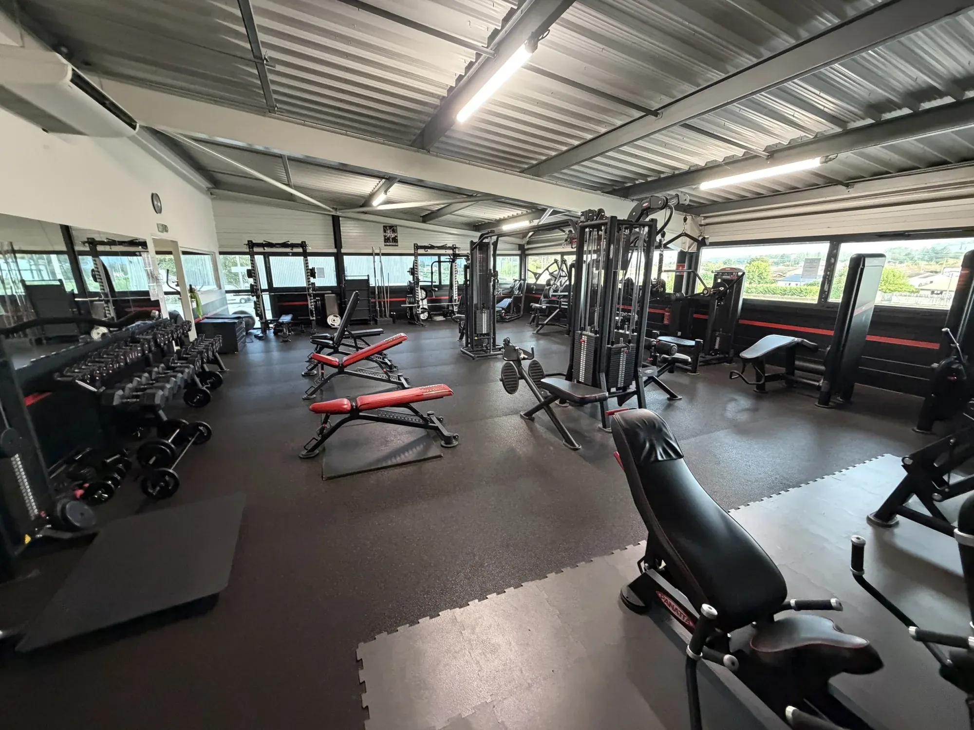 Plateau de musculation du club OXYGÈNE Fitness.