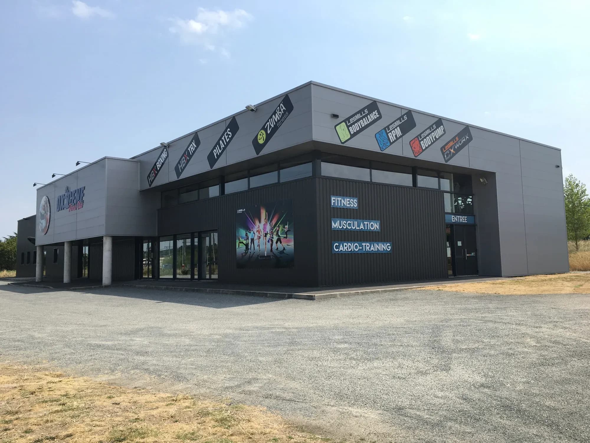 Façade et entrée réelles du club OXYGÈNE Fitness.