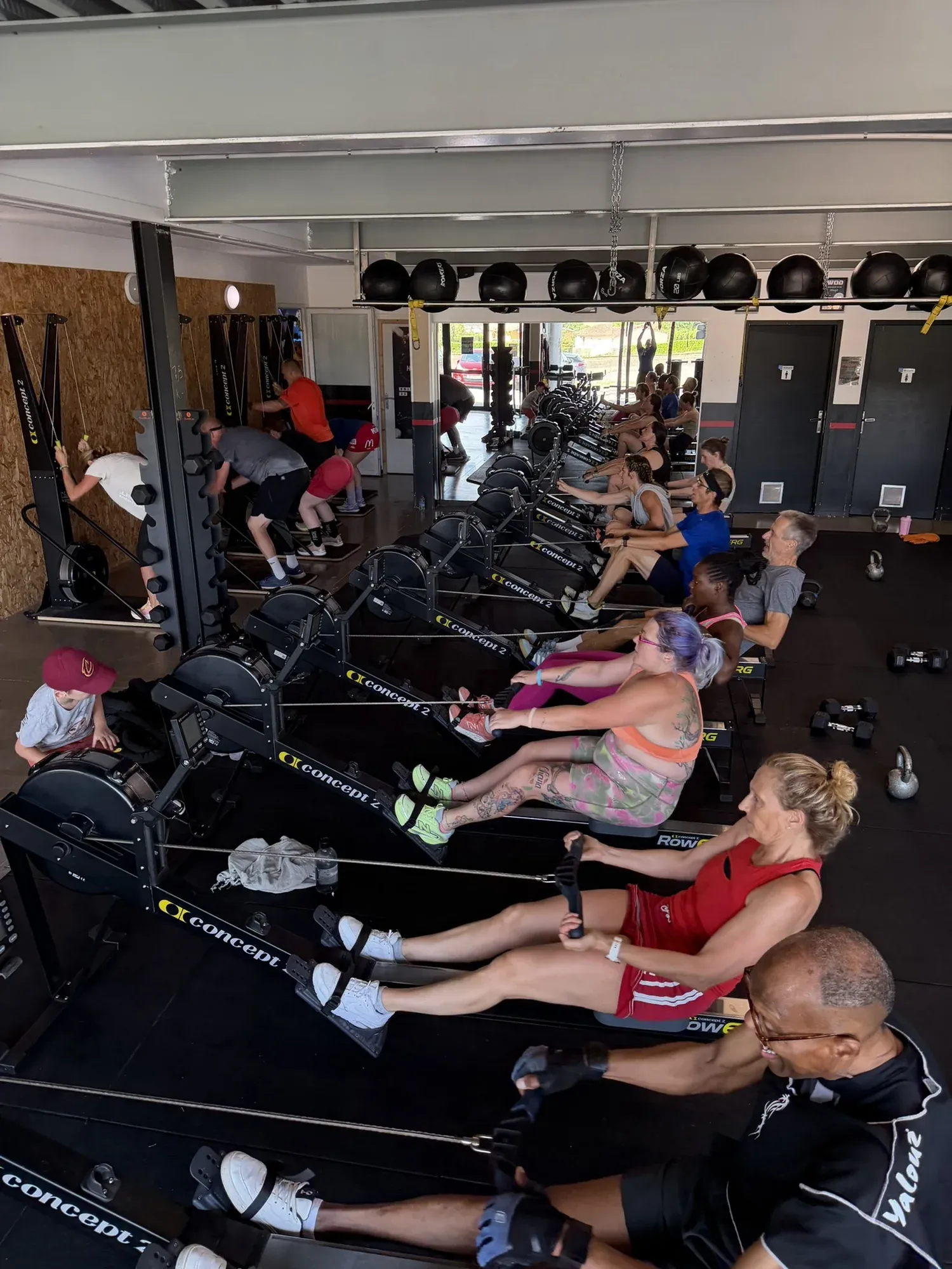 Séance collective HYROX dans le club OXYGÈNE Fitness.