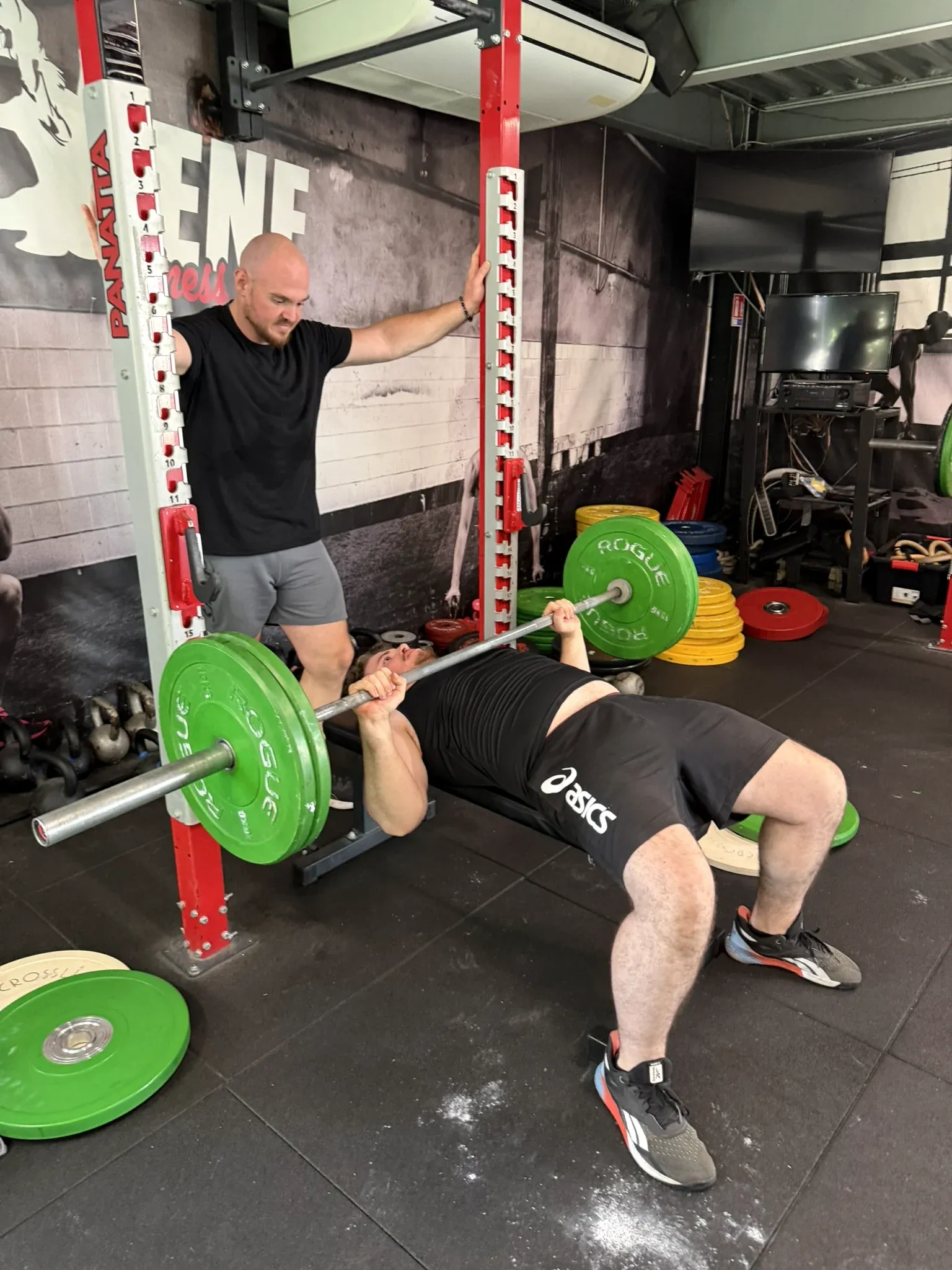 Deux adhérents pendant un entraînement HYBRID avec développé couché et accompagnement à OXYGÈNE Fitness Saint-Macaire.
