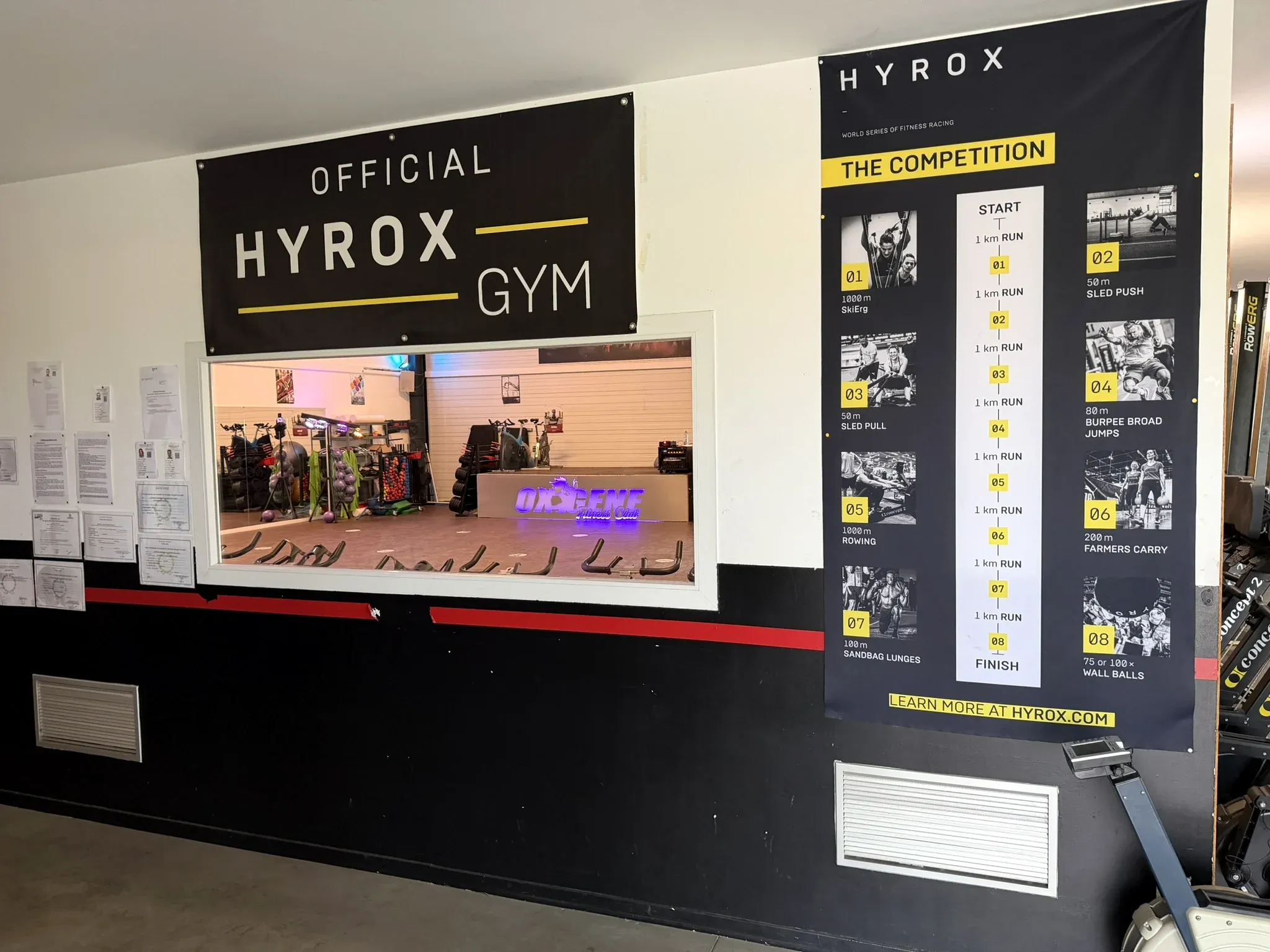 Signalétique Official HYROX Gym et présentation du format HYROX dans l’espace OXYGÈNE Fitness Saint-Macaire.