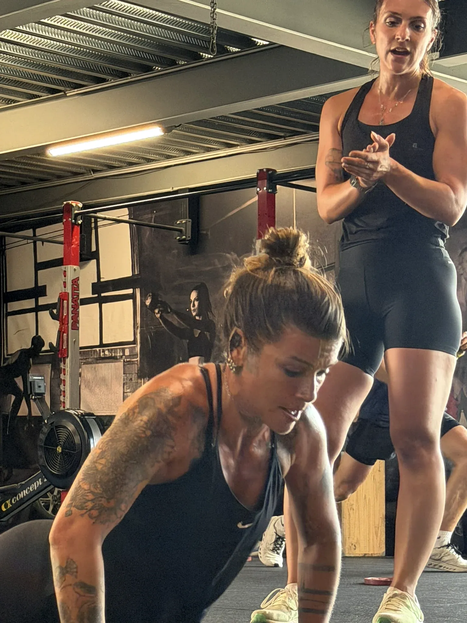 Adhérente en plein effort pendant un entraînement HYROX à OXYGÈNE Fitness Saint-Macaire.