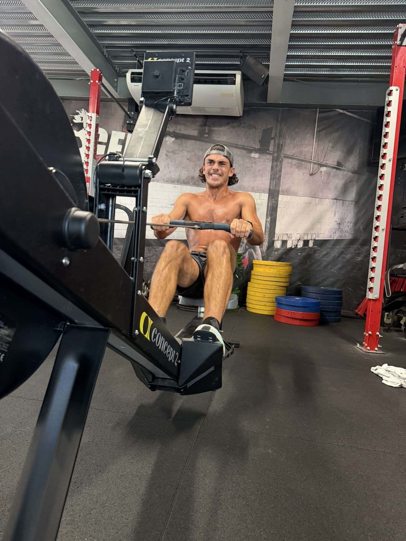 Adhérent en action sur un RowErg pendant un entraînement HYROX à OXYGÈNE Fitness Saint-Macaire.
