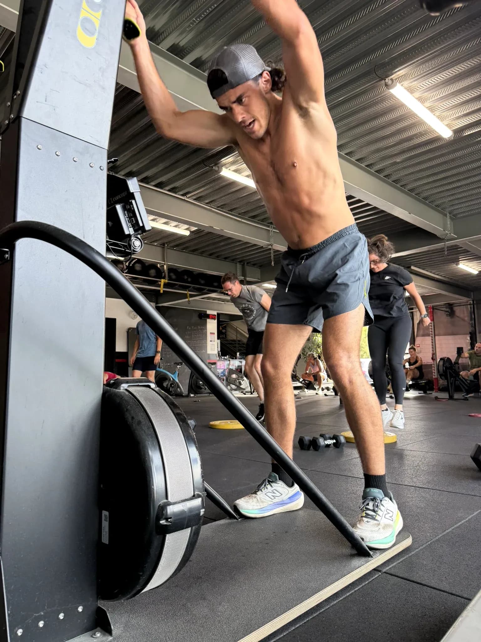 Adhérent en plein effort sur un SkiErg pendant un entraînement HYROX à OXYGÈNE Fitness Saint-Macaire.