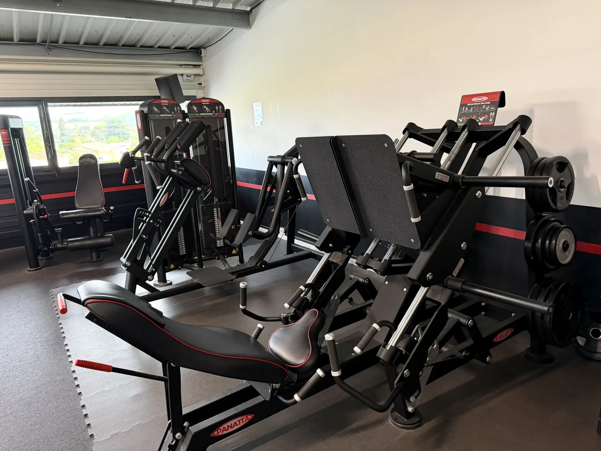 Presse à jambes Panatta dans l’espace musculation d’OXYGÈNE Fitness Saint-Macaire.