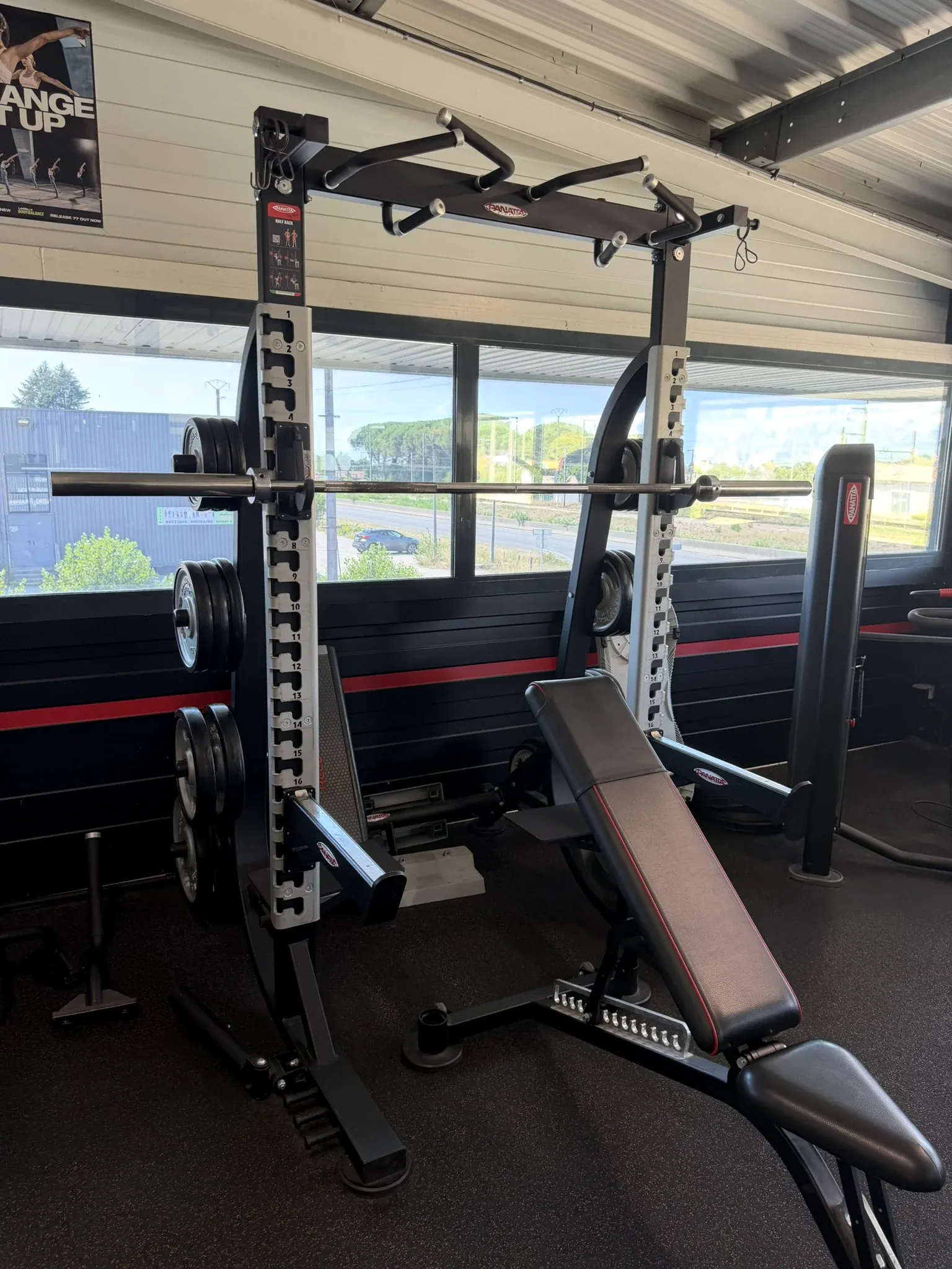 Structure de musculation Panatta avec barre et banc inclinable dans la salle d’OXYGÈNE Fitness Saint-Macaire.