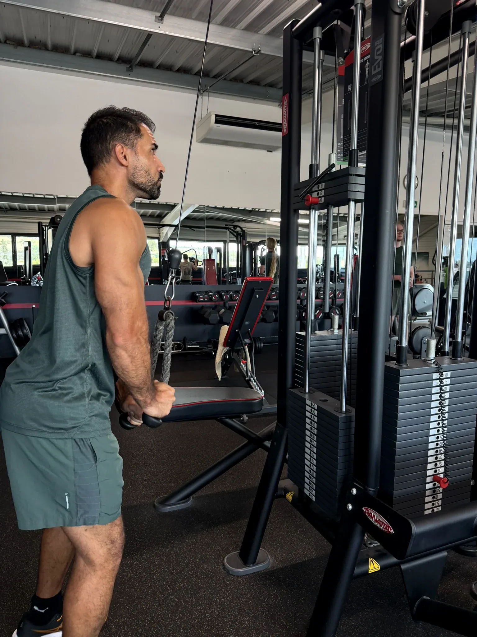 Pratiquant en entraînement sur une machine de musculation Panatta à OXYGÈNE Fitness Saint-Macaire.