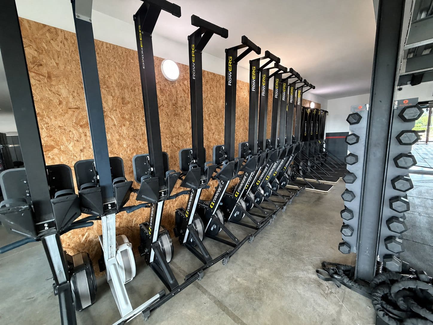Alignement de rameurs Concept2 dans la salle training d’OXYGÈNE Fitness Saint-Macaire.