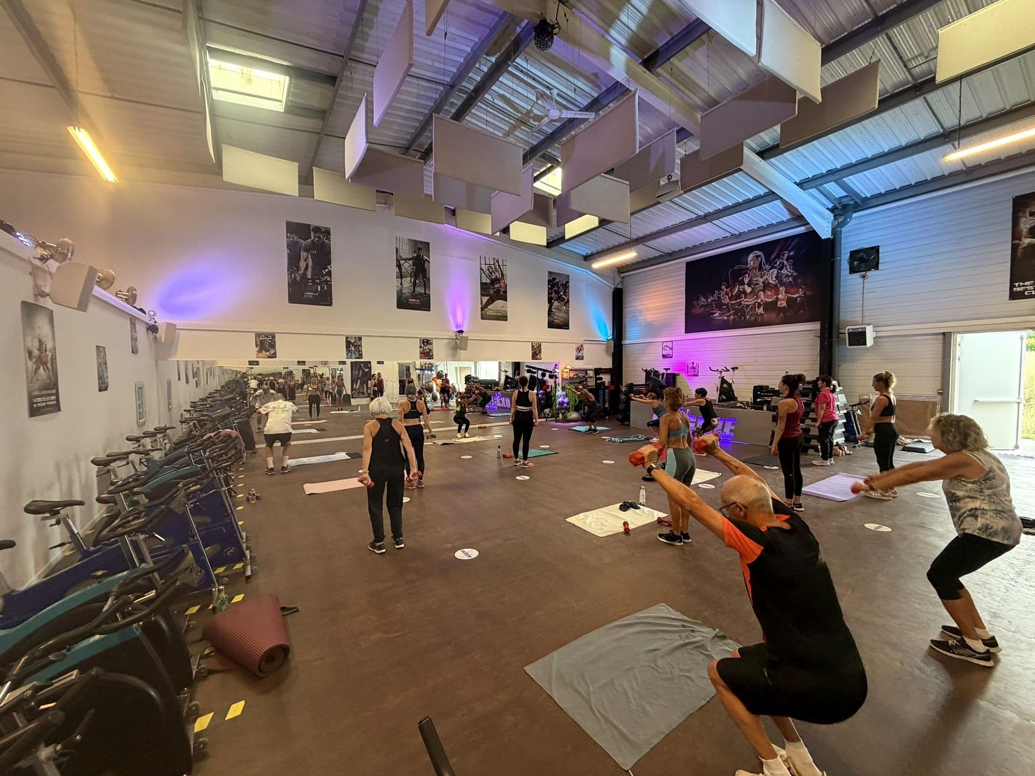 Cours collectif Global Shape avec haltères dans la salle Fitness OXYGÈNE
