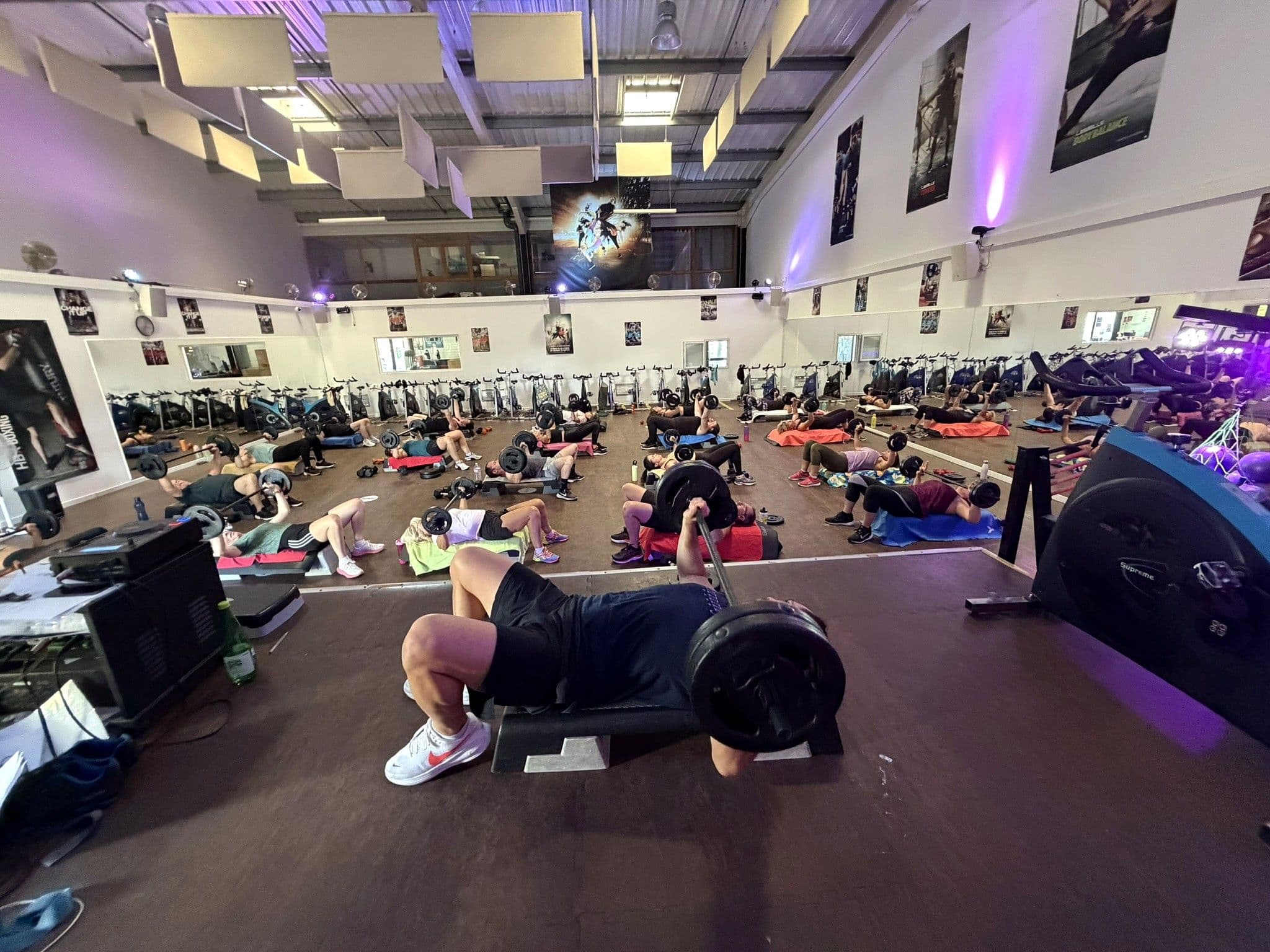 Cours Global Shape avec renforcement musculaire en groupe à OXYGÈNE Fitness