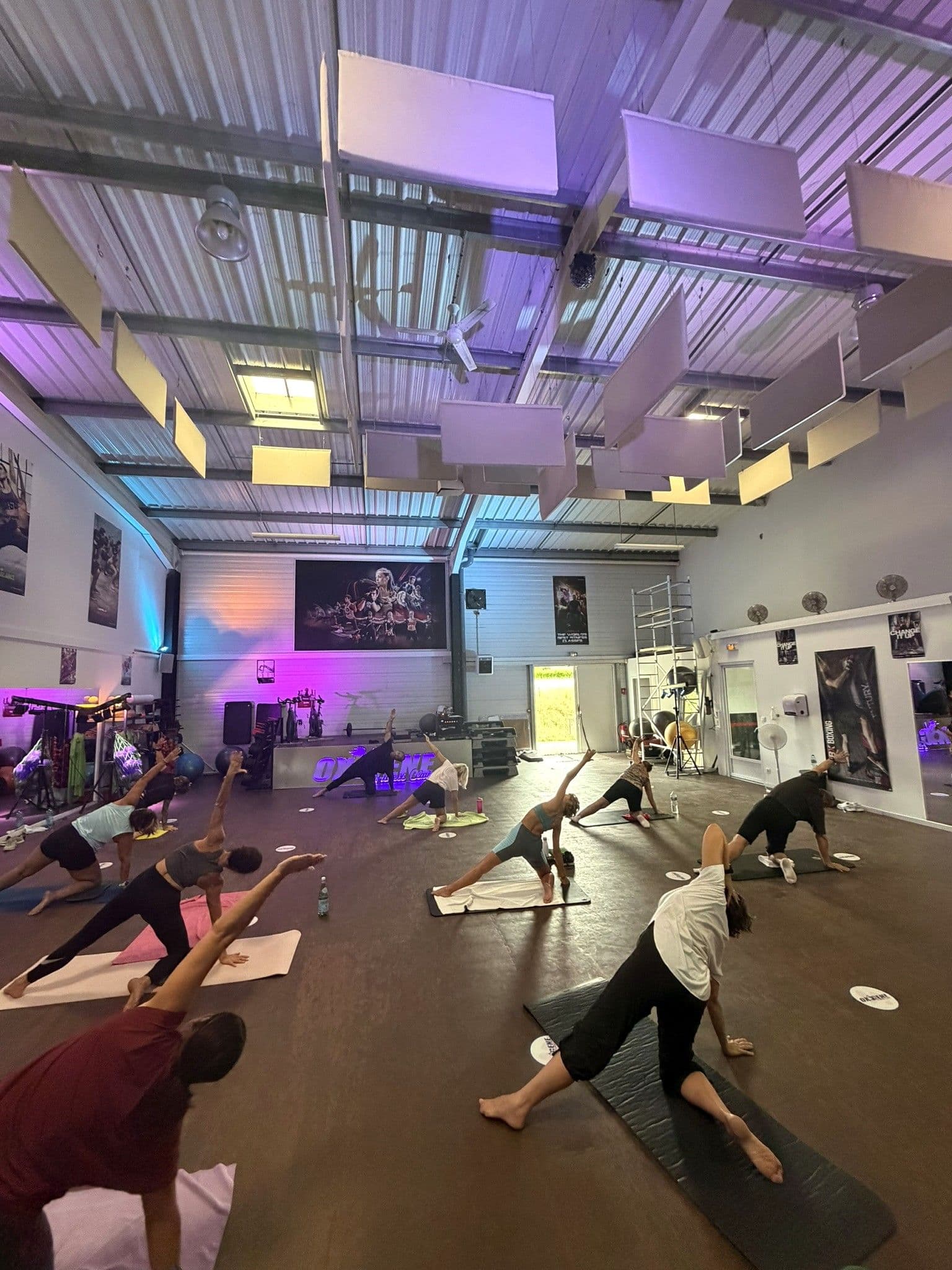 Cours collectif de mobilité dynamique Power Flow dans la salle Fitness OXYGÈNE