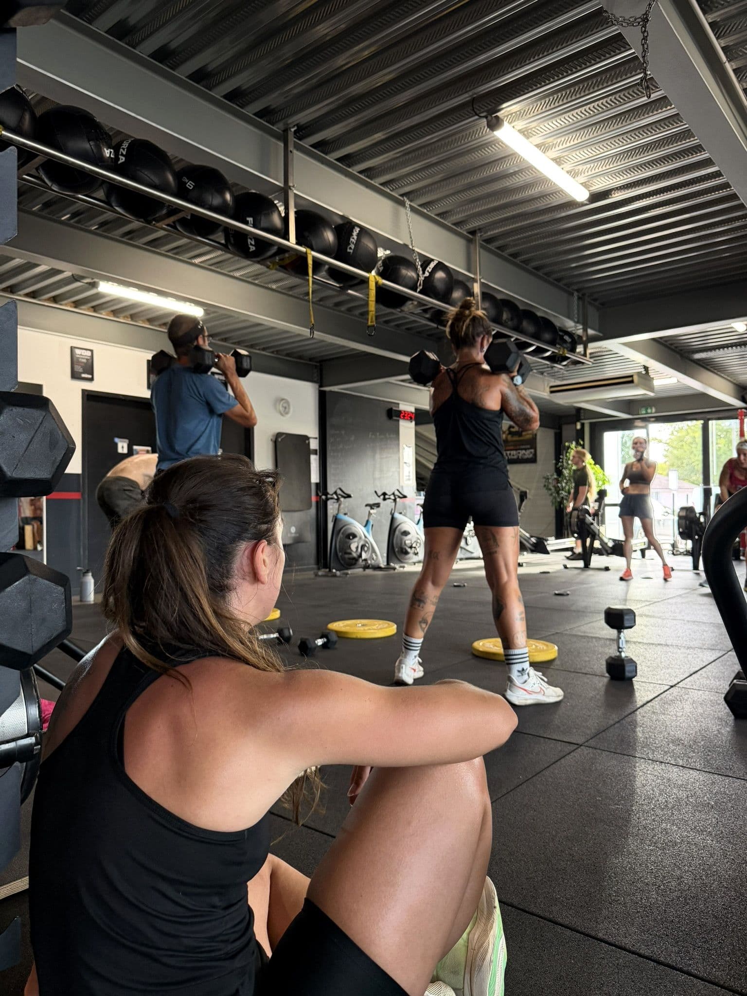 Ambiance de récupération après un entraînement dans l’espace Training d’OXYGÈNE Fitness Saint-Macaire.