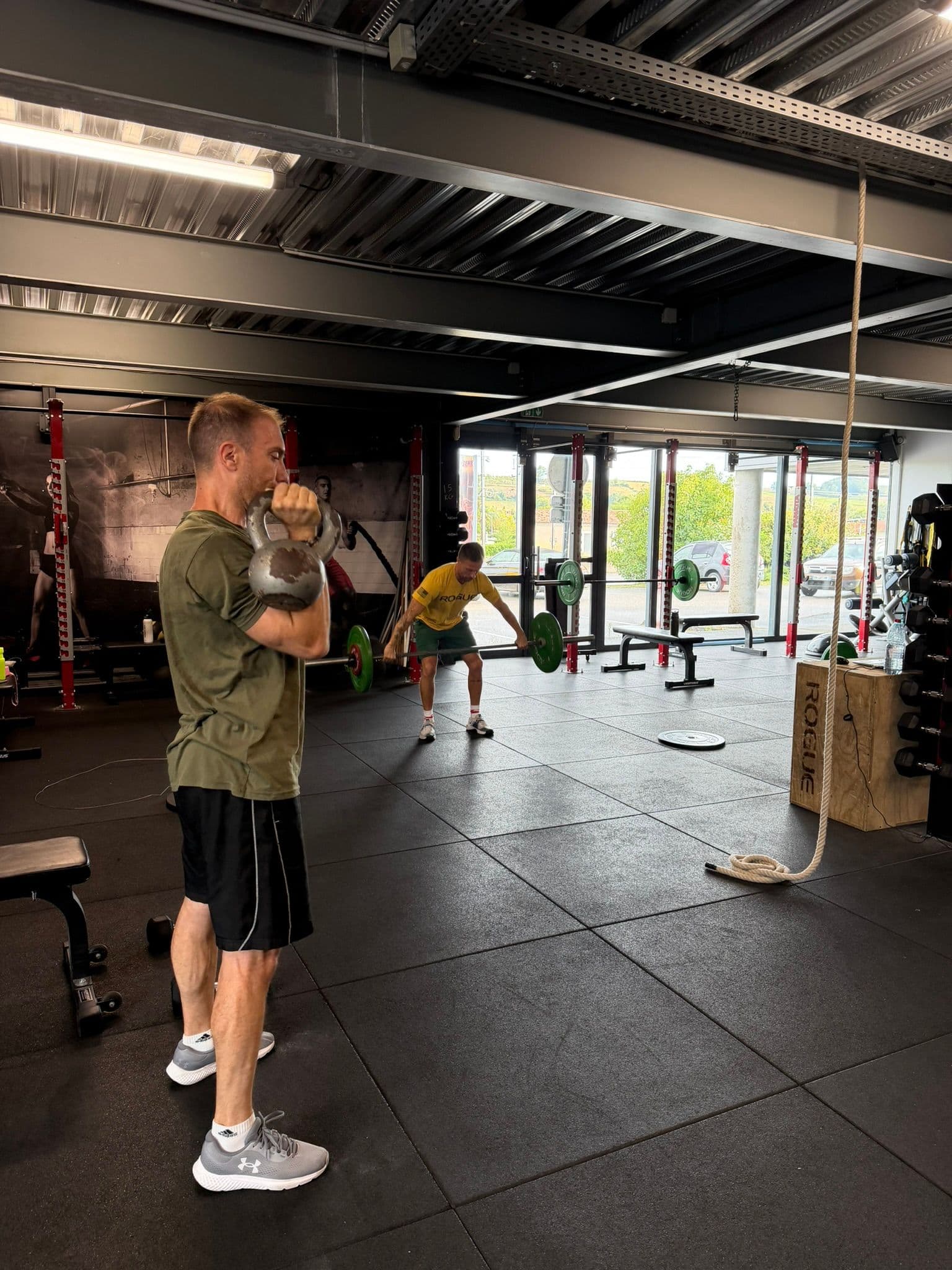 Adhérents s’entraînant avec kettlebell et barre dans l’espace Training d’OXYGÈNE Saint-Macaire.