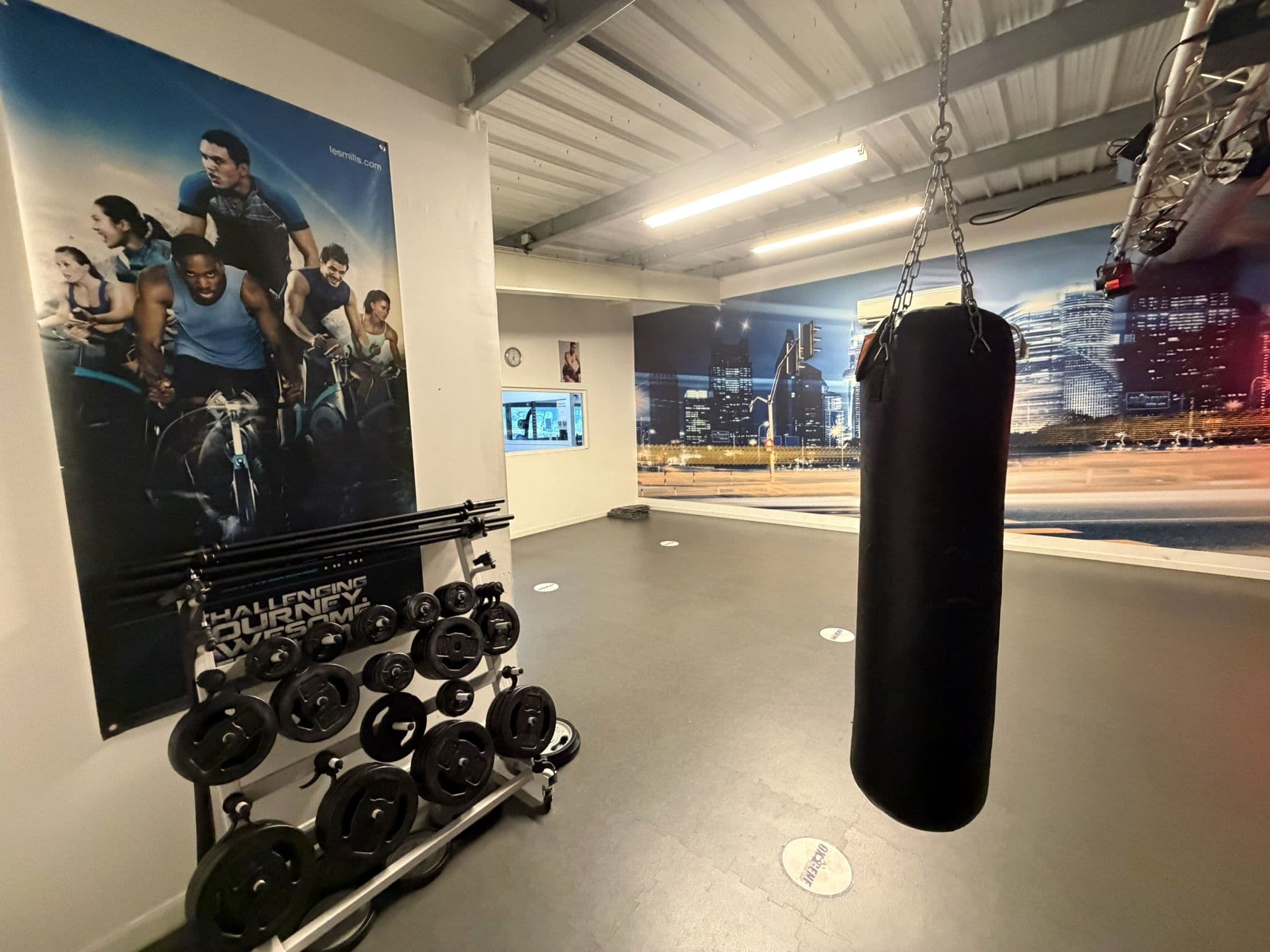 Haltères et sac de frappe dans l’espace Training d’OXYGÈNE Fitness Saint-Macaire.