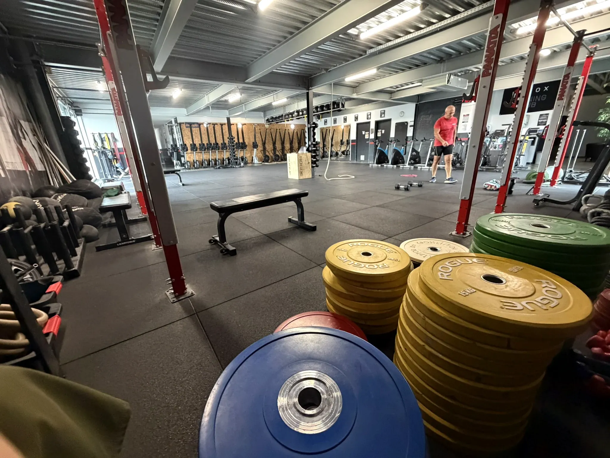 Vue d’ensemble de la zone Training d’OXYGÈNE Fitness Saint-Macaire avec racks, charges et équipements fonctionnels.