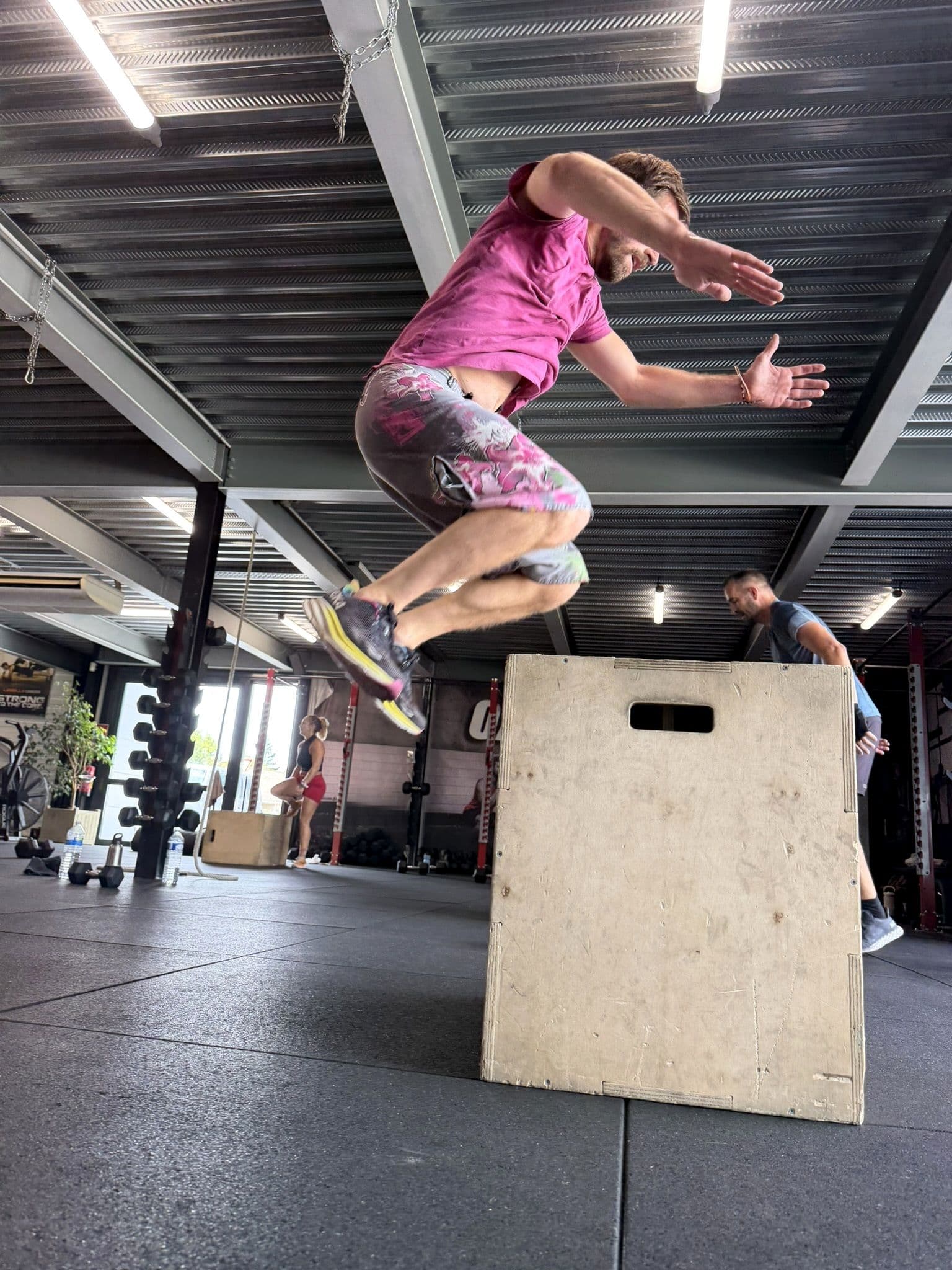 Adhérent réalisant un saut sur box pendant un WOD à OXYGÈNE Fitness Saint-Macaire.